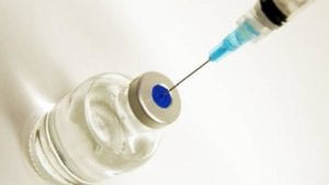 Vacunan contra Newcastle traspatios y aves de combate