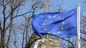 UE prohíbe importaciones de 20 plantas avícolas de Brasil