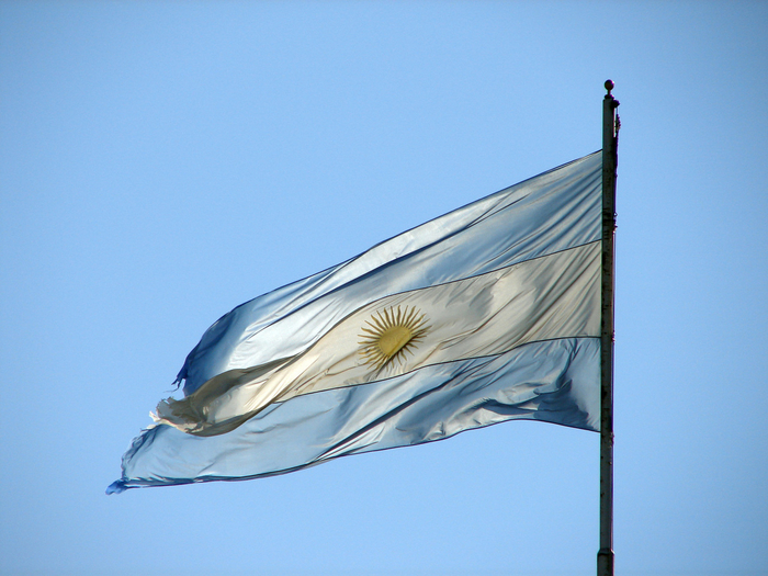 Invaden terrenos de dos granjas avícolas en Argentina