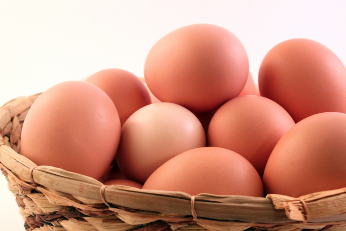 ¿Cuánto dióxido de carbono genera producir 12 huevos?