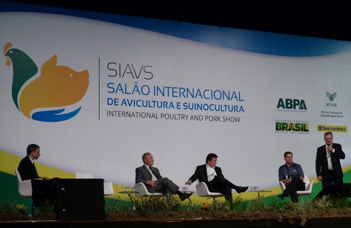 SIAVS recibe a importadores de aves producidas en Brasil