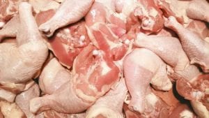 Por sobreoferta, precio del pollo también cae en Perú