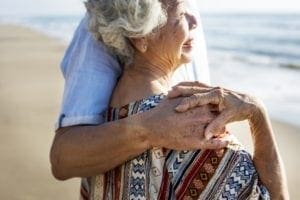 pareja-de-ancianos-abrazados-en-la-playa