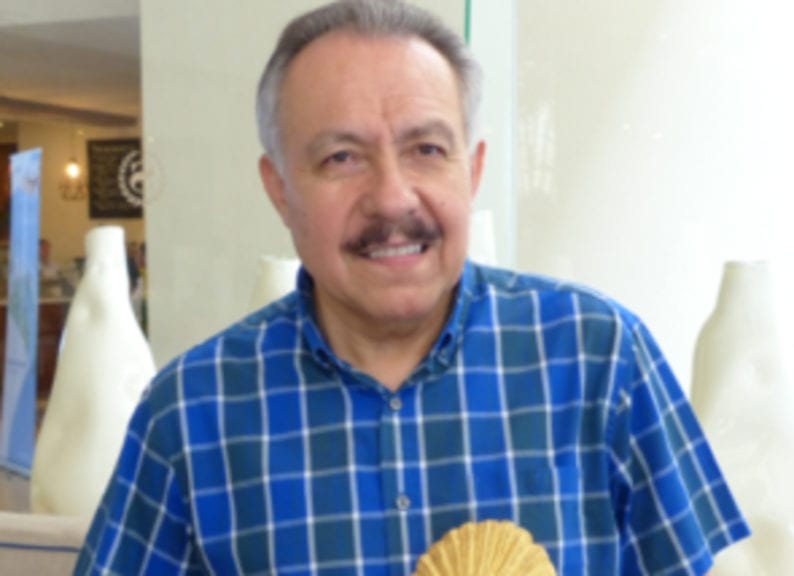 Homenaje a Héctor Cervantes por aportes en avicultura en ANECA