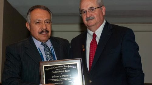 Dr. Héctor Cervantes recibe doble premio de la AAAP