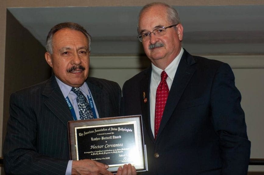 Dr. Héctor Cervantes recibe doble premio de la AAAP