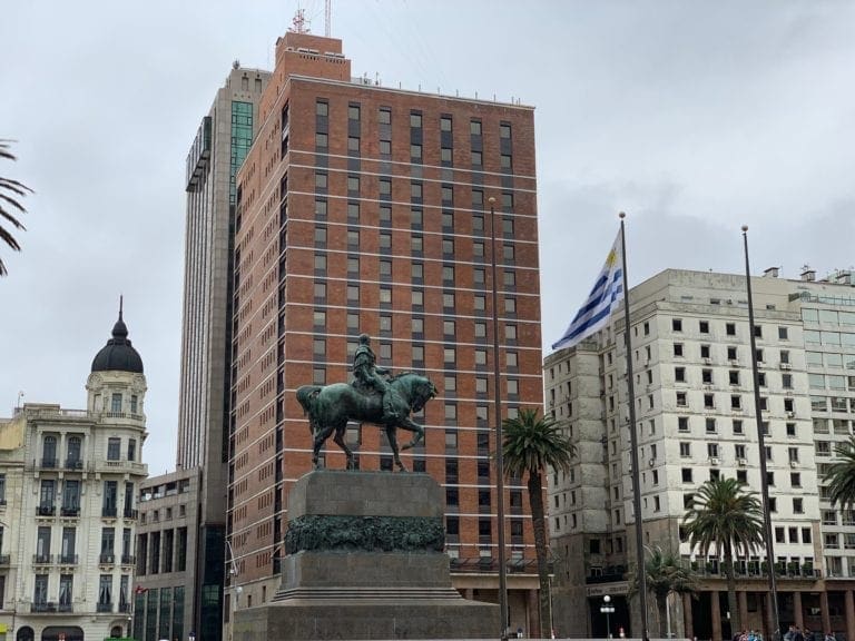 Tres avícolas controlan producción de pollo en Uruguay