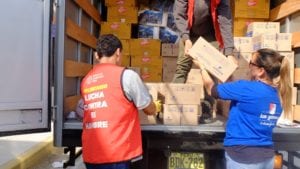 San Fernando dona conservas de pollo a damnificados de Lima