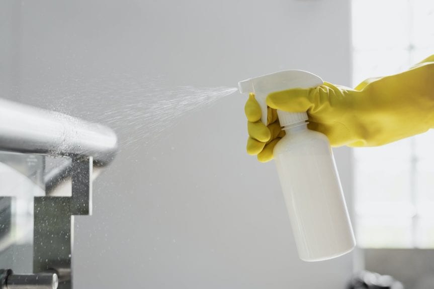 Aplicación de limpiadores y desinfectantes de Dilution Solutions