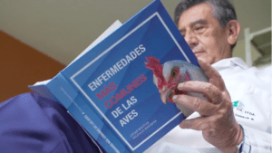 Conave publica libro de enfermedades aviares en Ecuador